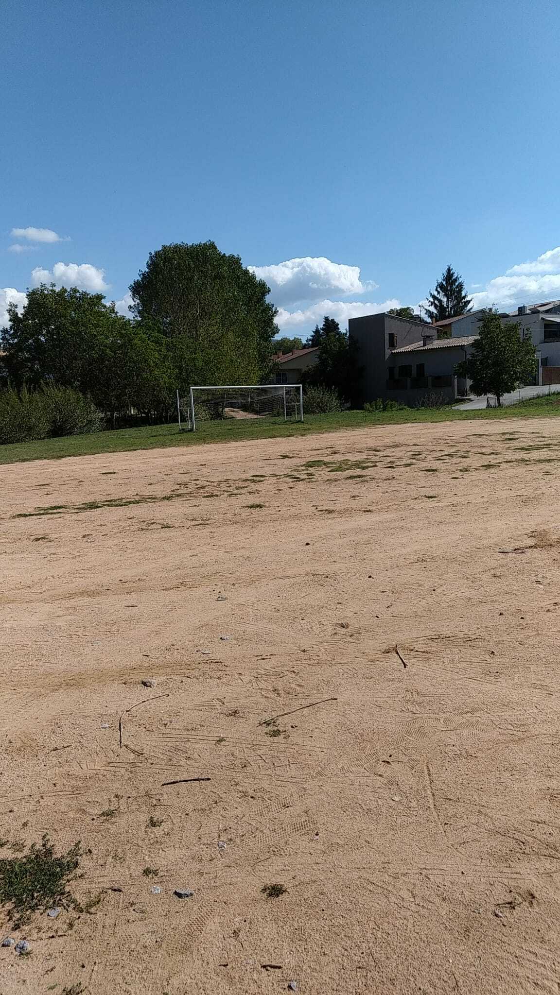 Imatge pels mitjans: Arreglar el camp de futbol de les piscines